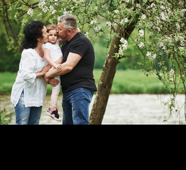 Rodiče objímající své dítě