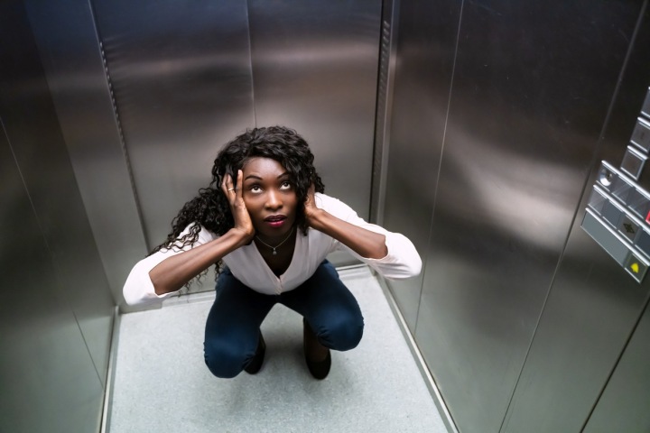Žena ve výtahu, která se bojí uzavřených prostor.