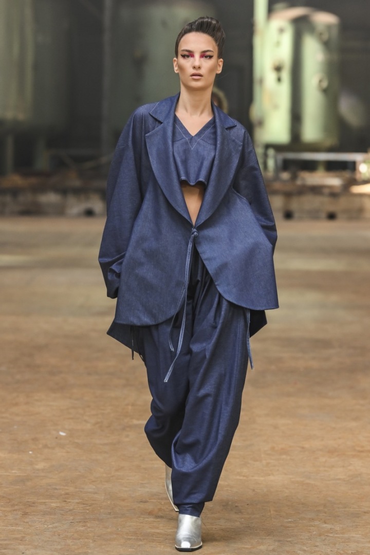 Model z dílny Jana Smejkala, modního domu Van Graaf.