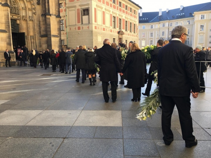 Na Pražský Hrad dorazily desítky Gottových kolegů Na Pražský Hrad dorazily desítky Gottových kolegů