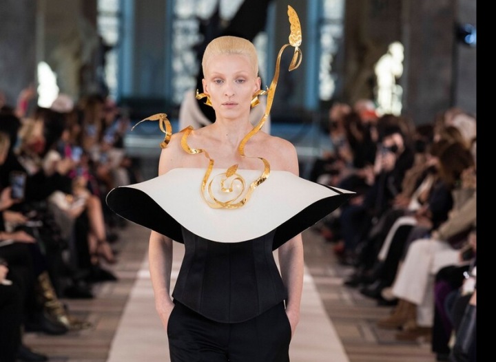 Kolekce Schiaparelli jaro/léto 2022 Kolekce Schiaparelli jaro/léto 2022