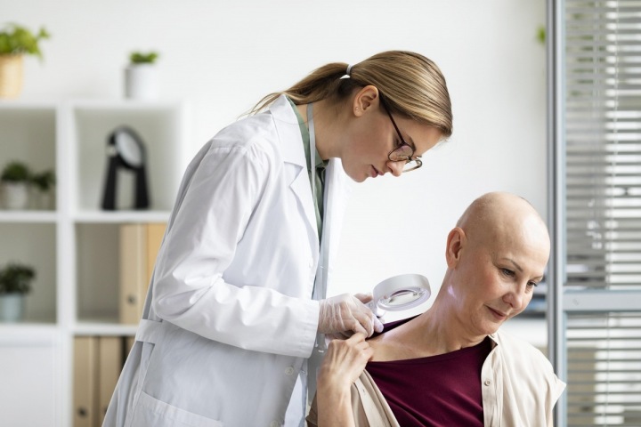 Doktorka kontroluje nemocnou pacientku Doktorka kontroluje nemocnou pacientku