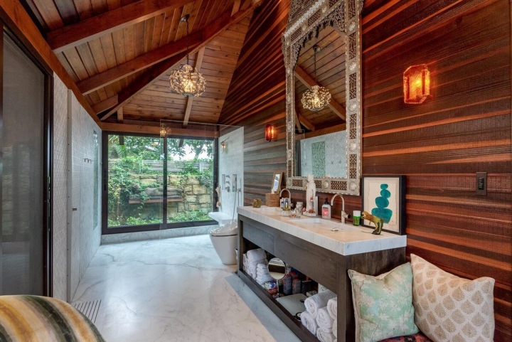 Koupelna s masivním zrcadlem