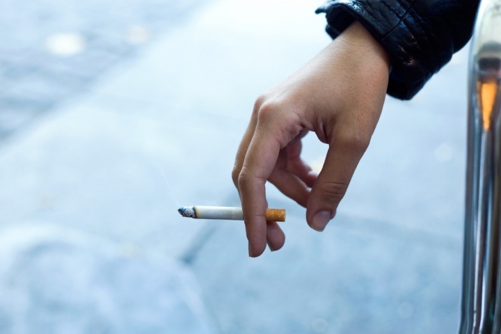 Cigareta v ruce. Cigareta v ruce.