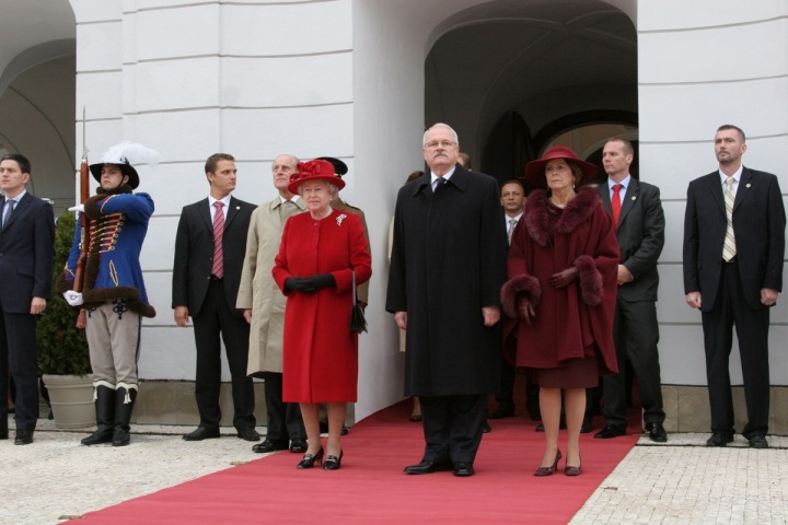 Alžběta II. zdraví Ivana Gašparoviče na nádvoří prezidentského paláce