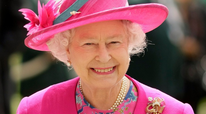 Královna Alžběta II. v růžovém kostýmku