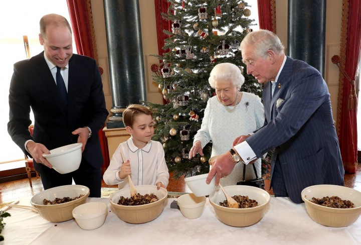 Královna Alžběta II,, princ Charles, William a George pečou cukroví