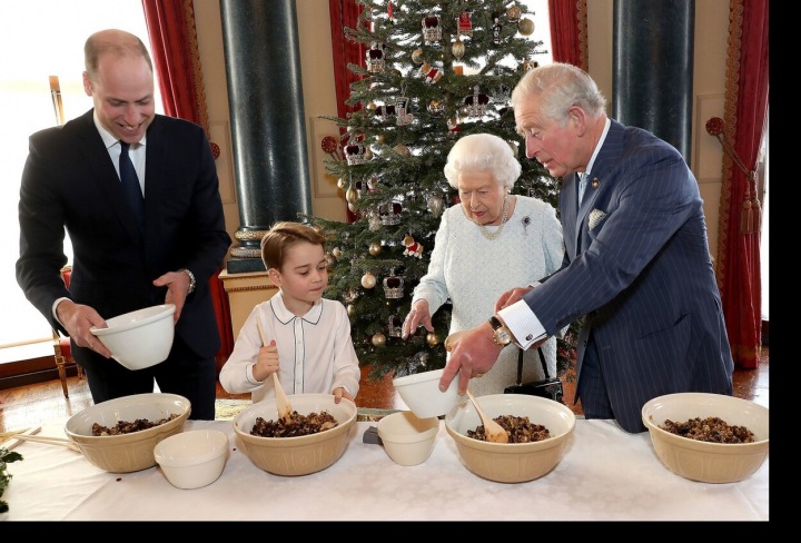 Královna Alžběta II,, princ Charles, William a George pečou cukroví Královna Alžběta II,, princ Charles, William a George pečou cukroví