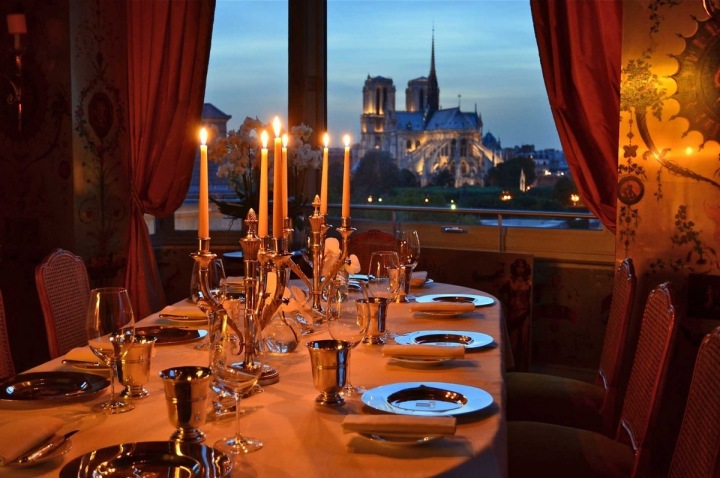 Výhled na katedrálu Notre Dame ze slávné restaurace Tour D Výhled na katedrálu Notre Dame ze slávné restaurace Tour D