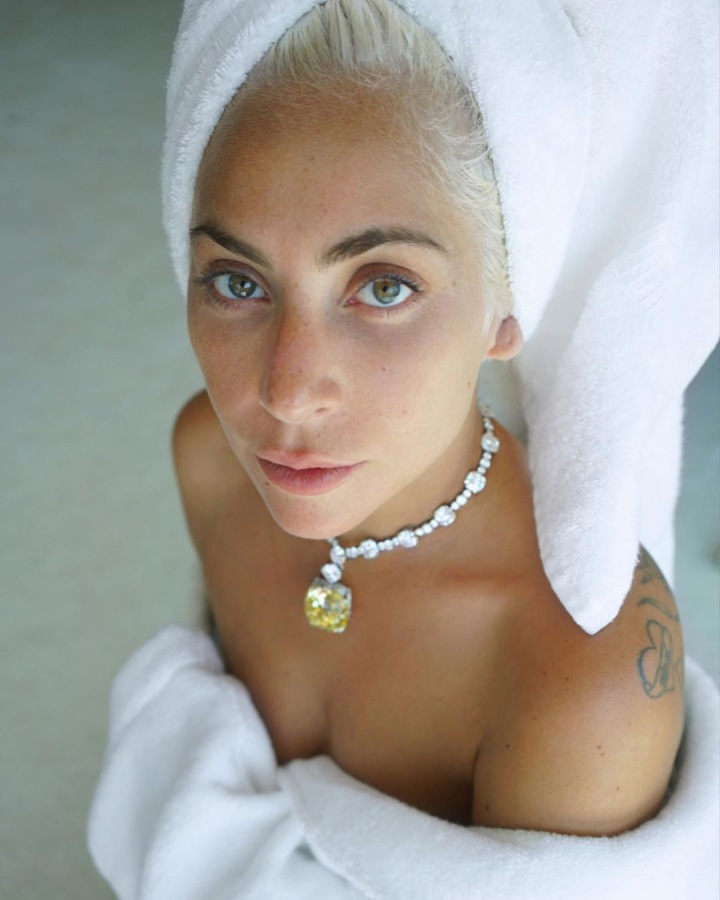 Lady Gaga má na sobě náhrdelník Tiffany & Co