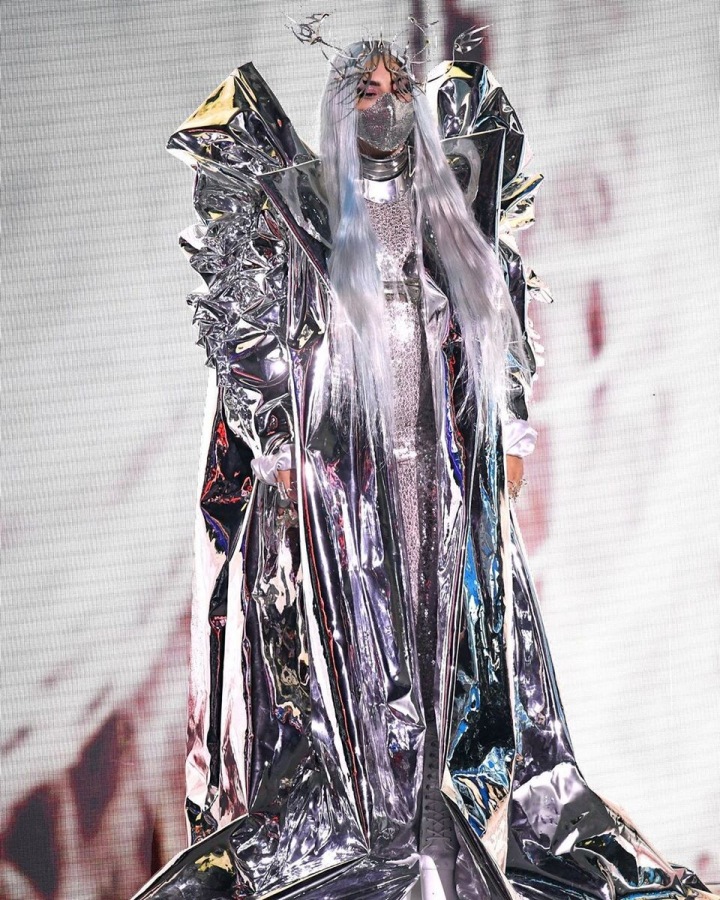 Lady Gaga v kosmických šatech. Lady Gaga v kosmických šatech.