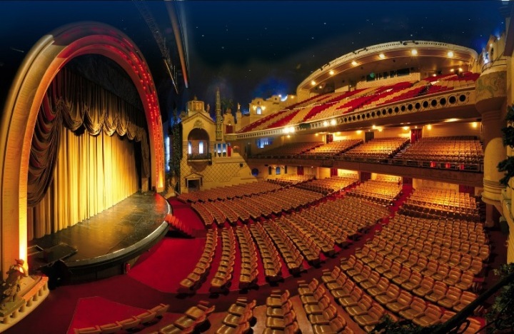 Le Grand Rex Se je svými 1,25 milionu návštěvníků ročně největším kinem v Paříži. Le Grand Rex Se je svými 1,25 milionu návštěvníků ročně největším kinem v Paříži.