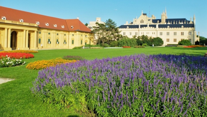 Zámek je od hotelu jen 2 minuty chůze Zámek je od hotelu jen 2 minuty chůze