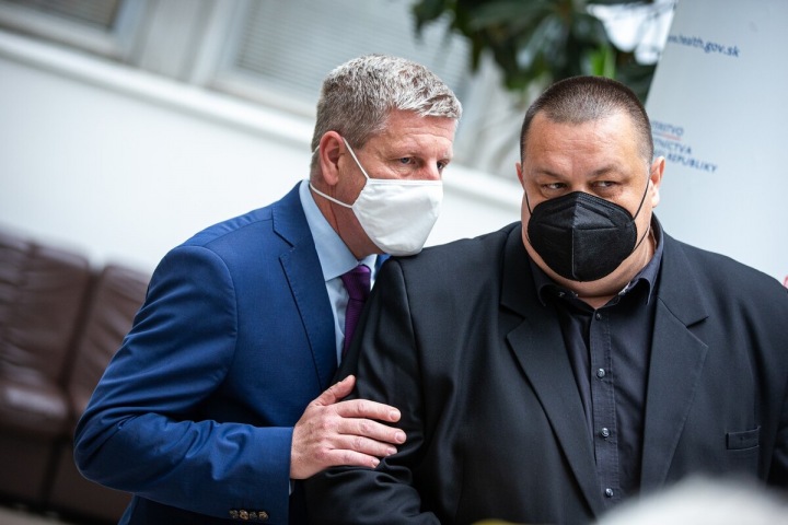 Ministr zdravotnictví Vladimír Lengvarský a hlavní hygienik Ján Mikas. Ministr zdravotnictví Vladimír Lengvarský a hlavní hygienik Ján Mikas.