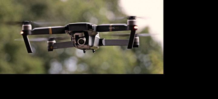 Letící dron zblízka Letící dron zblízka