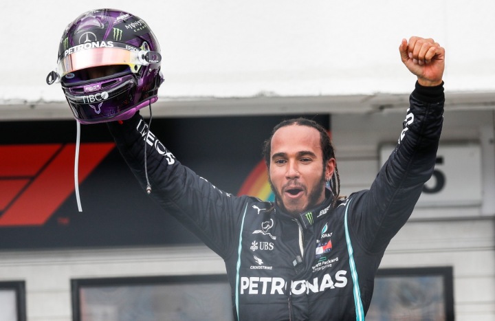 Lewis Hamilton s rukama nad hlavou. 