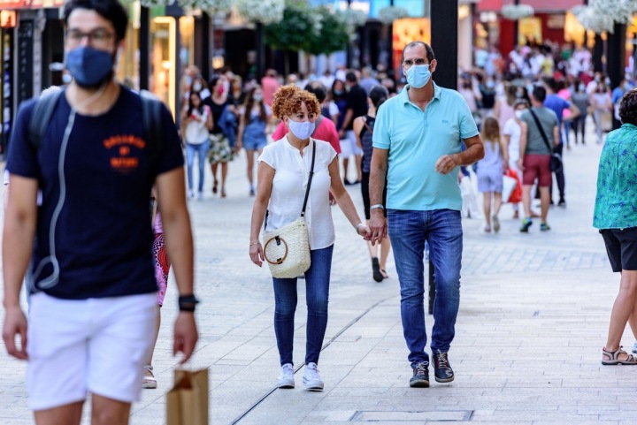 Lidé jdou na ulici v rouškách. Lidé jdou na ulici v rouškách.