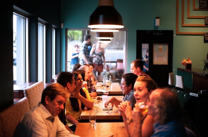 Lidé sedící v restauraci. Lidé sedící v restauraci.
