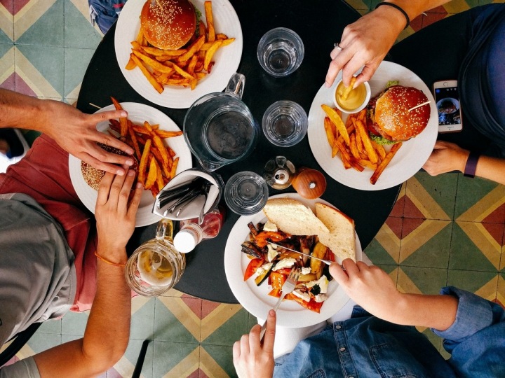 Lidé v restauraci na jídle. Lidé v restauraci na jídle.