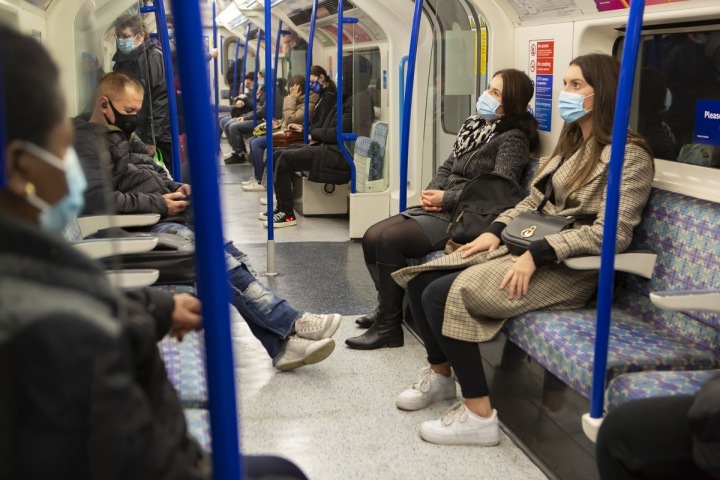 Lidi v tramvaji s rouškami. Lidi v tramvaji s rouškami.