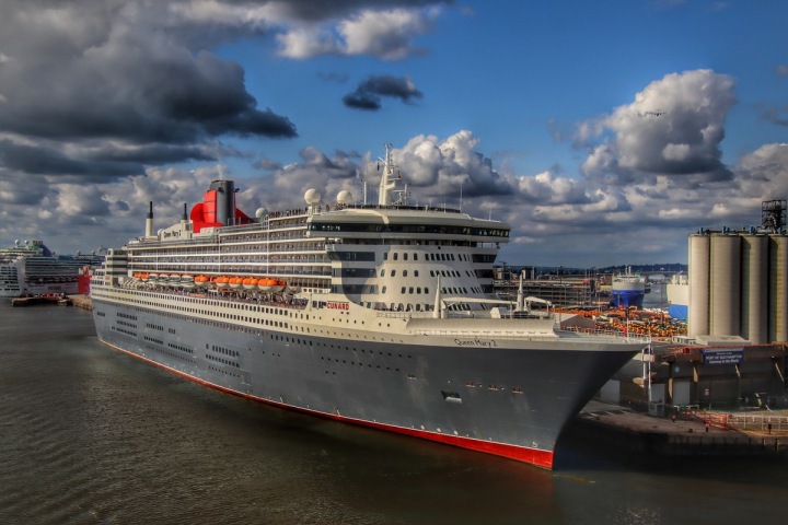 Loď Queen Mary 2 v přístavu Southampton. Loď Queen Mary 2 v přístavu Southampton.