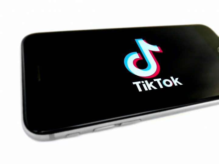 Logo aplikace TikTok na smartphonu Logo aplikace TikTok na smartphonu