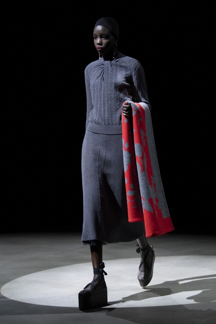 Modelka v šedých dlouhých "světových" šatech