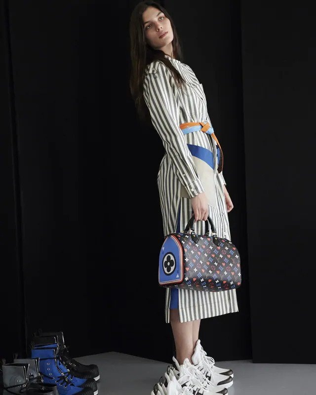 Žena v pruhovaných šatech Louis Vuitton Žena v pruhovaných šatech Louis Vuitton