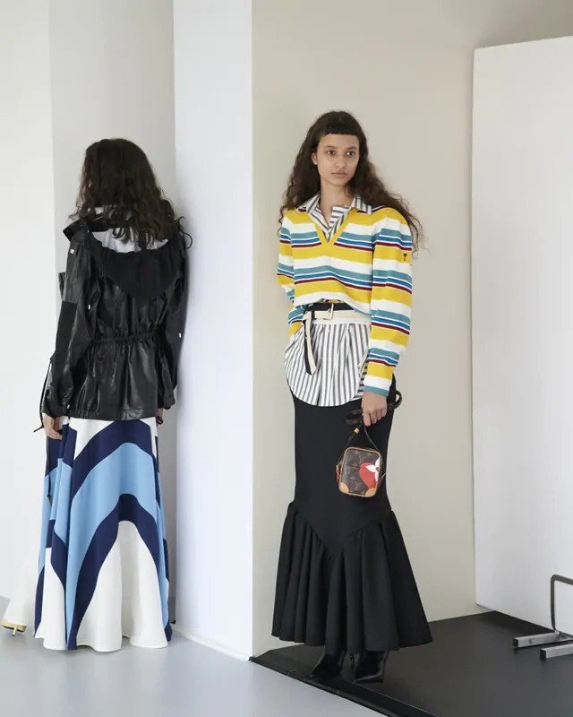 Žena v barevném modelu Louis Vuitton Žena v barevném modelu Louis Vuitton