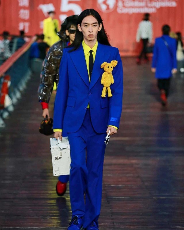 Muž v modrém obleku Louis Vuitton SS 2021 Muž v modrém obleku Louis Vuitton SS 2021