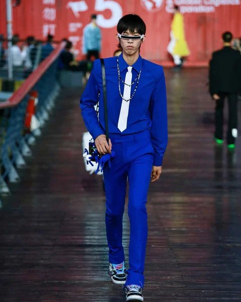 Muž v modrém obleku Louis Vuitton SS 2021