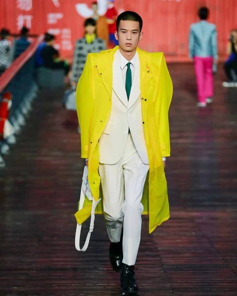 Muž v bílém obleku Louis Vuitton SS 2021 Muž v bílém obleku Louis Vuitton SS 2021