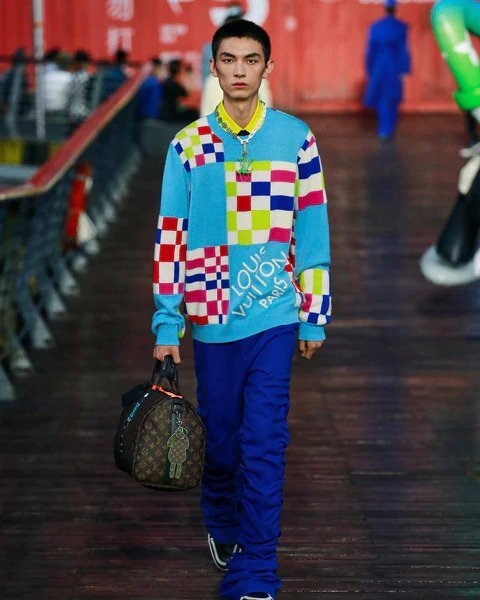Muž v modrém svetru a modrých kalhotách Louis Vuitton SS 2021 Muž v modrém svetru a modrých kalhotách Louis Vuitton SS 2021