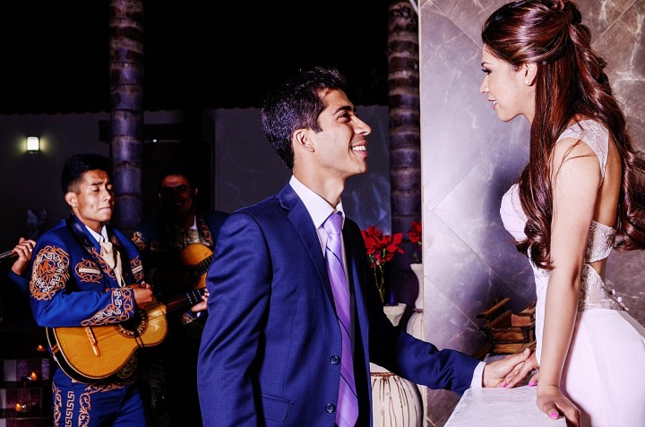 Muž hraje ženě serenádu.