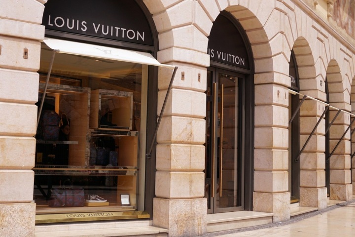 Pobočka Louis Vuitton.