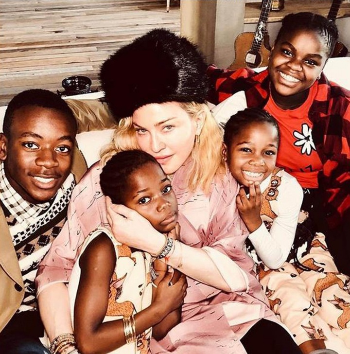 Madonna s adoptivními dětmi.