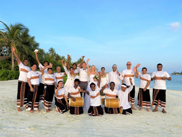 Můžete být oddáni na pláži, pod altánkem zdobeným květinami a za doprovodu živé hudby. 