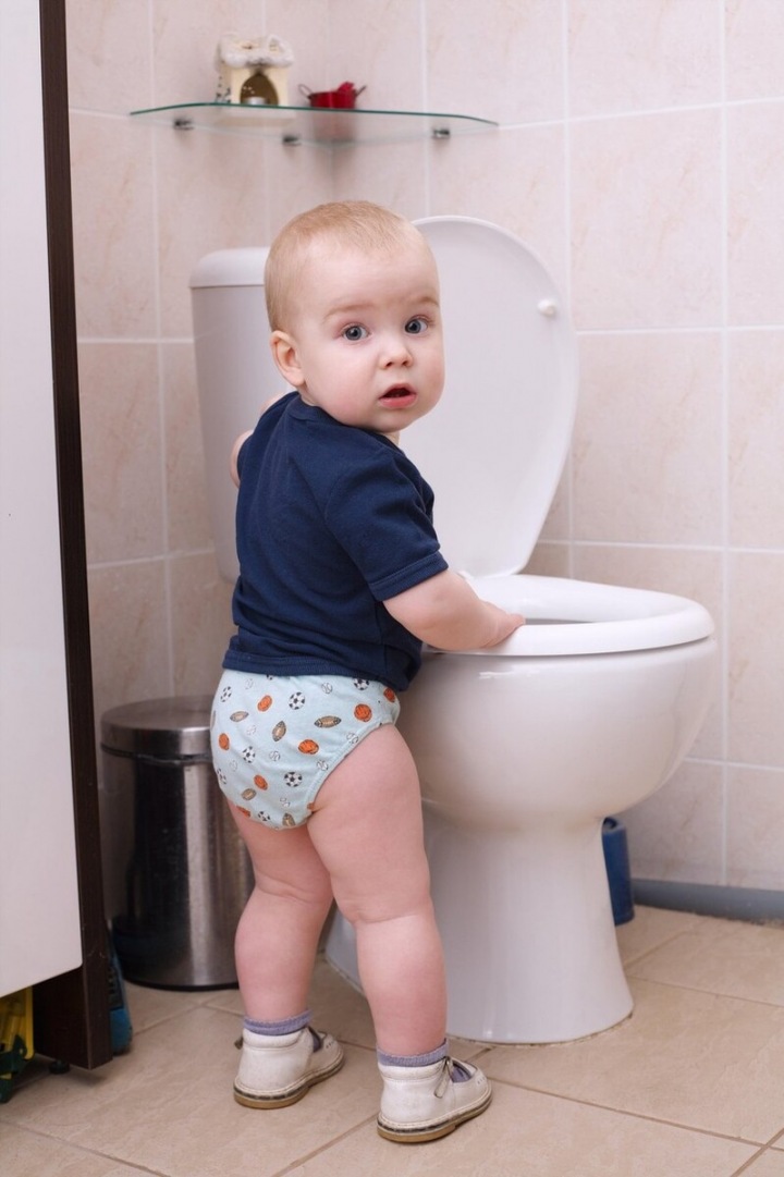 Malý chlapec u toalety