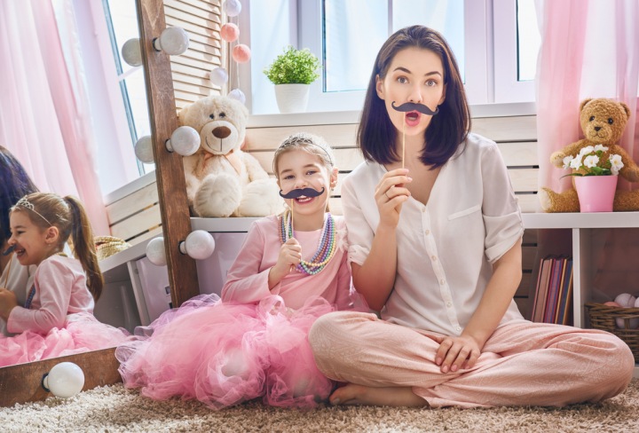 Maminka s dcerou si hrají.