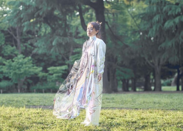 Mary Ren v digitálních šatech, které koupil její manžel