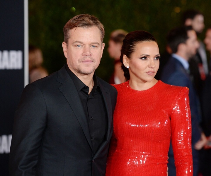 Matt Damon v černém obleku se svou ženou v rudých šatech Matt Damon v černém obleku se svou ženou v rudých šatech