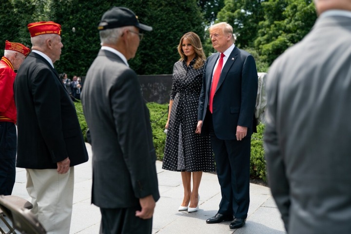 Melania Trump v černých šatech s puntíky Melania Trump v černých šatech s puntíky