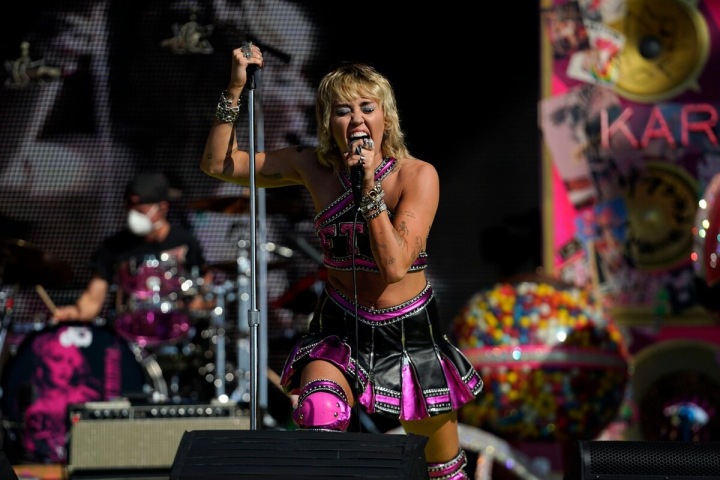 Miley Cyrus na pódiu. Miley Cyrus na pódiu.