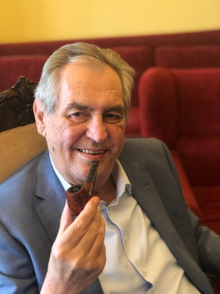 Miloš Zeman s fajfkou v Lánech Miloš Zeman s fajfkou v Lánech