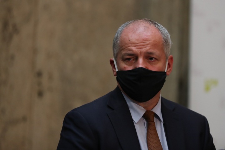 Ministr zdravotnictví Roman Prymula v černé roušce Ministr zdravotnictví Roman Prymula v černé roušce