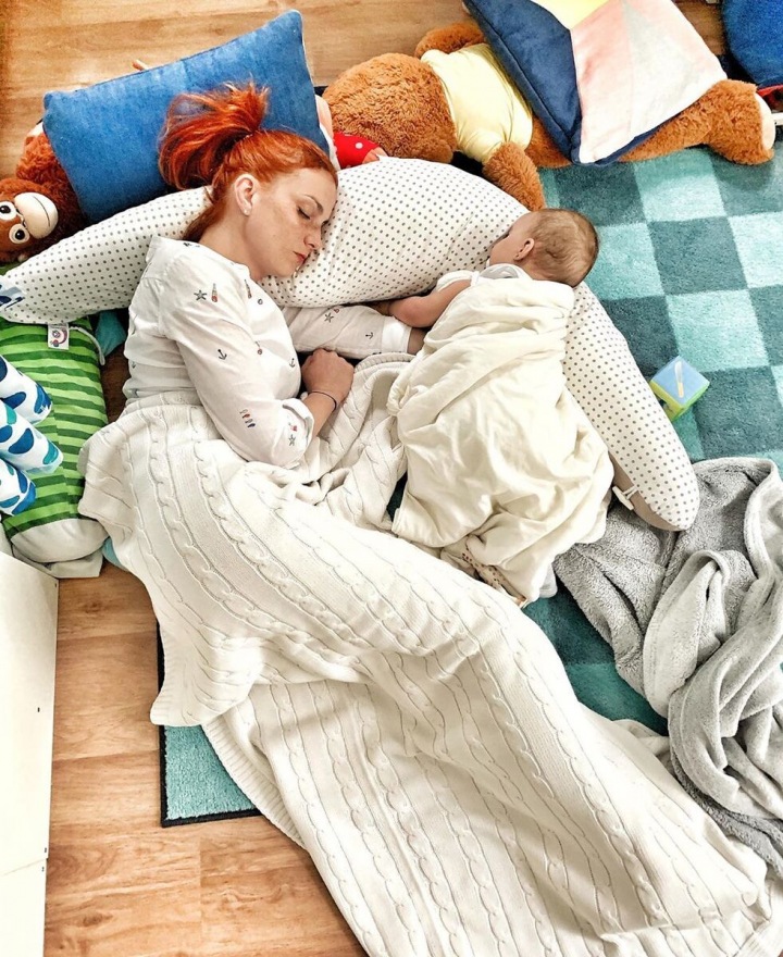 Míša to zalomí ještě před půlnocí s roční dcerkou. Míša to zalomí ještě před půlnocí s roční dcerkou.