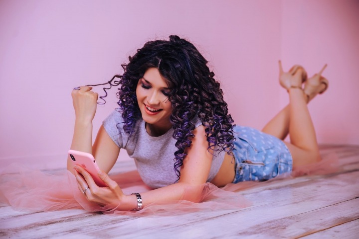 Dívka tráví čas na svém chytrém telefonu Dívka tráví čas na svém chytrém telefonu