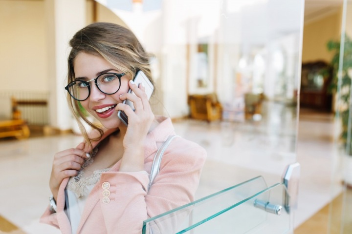 Mladá žena telefonuje Mladá žena telefonuje