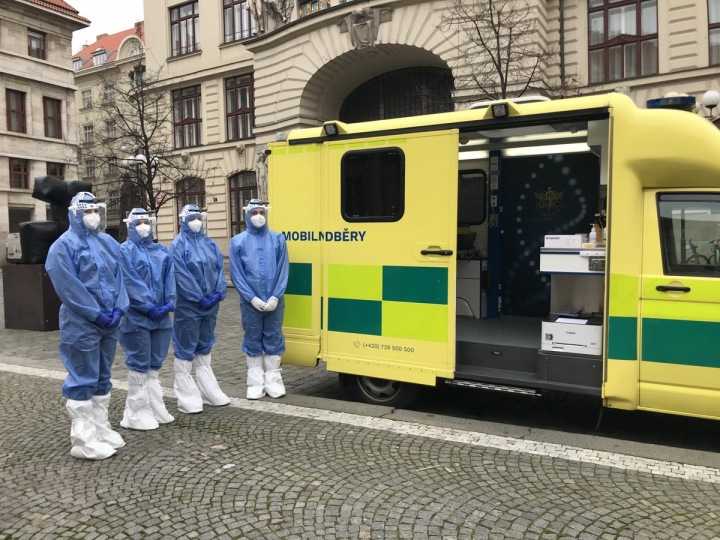 Mobilní laboratoř s mediky. Mobilní laboratoř s mediky.
