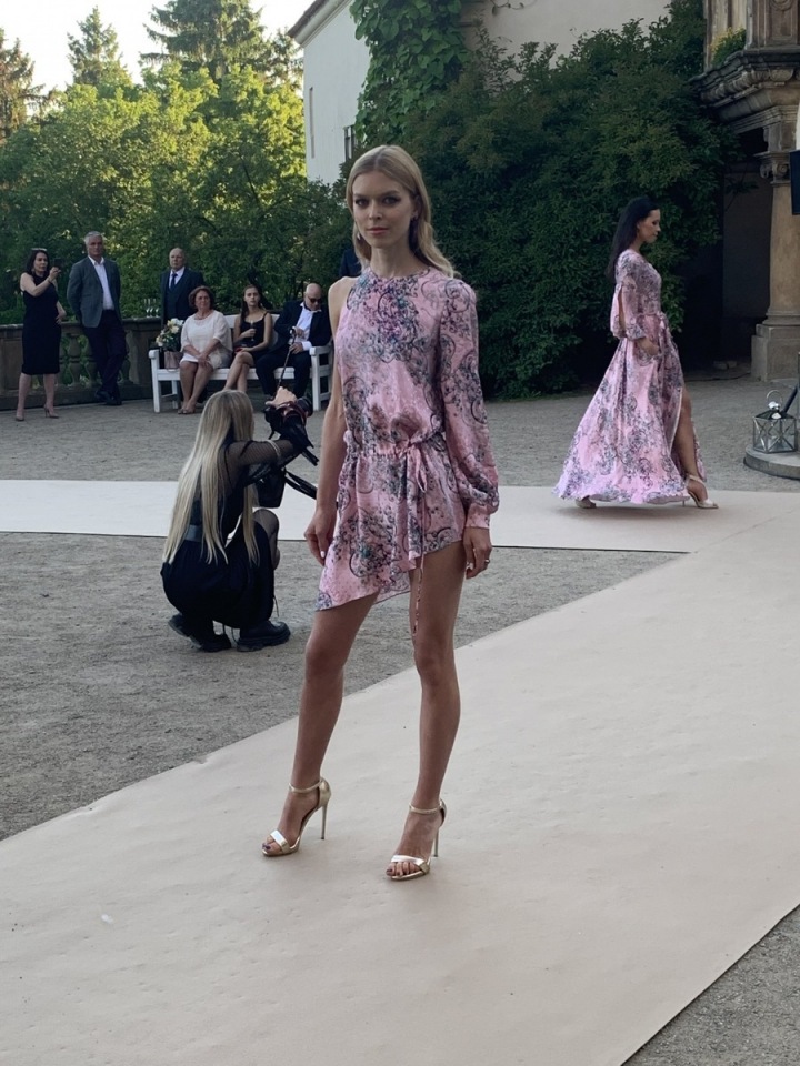 Modelka v růžových mini šatech. 